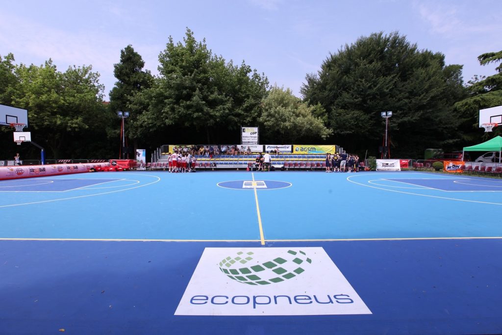gomma riciclata dai PFU Un campo da basket per la scuola della Toscana vincitrice del progetto Educational Ecopneus e Legambiente