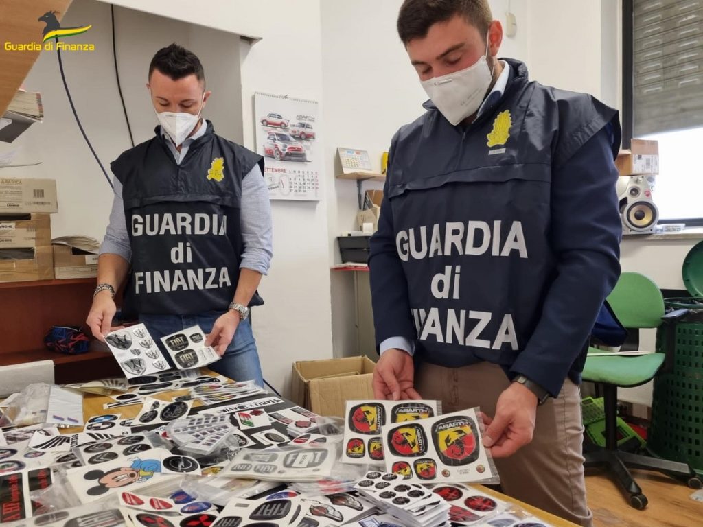 autoricambi contraffatti Maxi sequestro di 400.000 auto moto - Video torino guardia di finanza operazione contraffazione autoricambi
