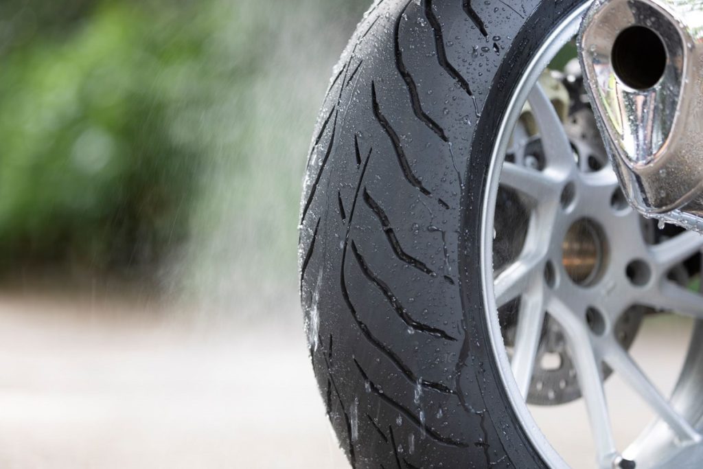 Dunlop RoadSmart IV trionfa nel test Motorrad recensioni prove riviste commenti come va caratteristiche road smart 4 pneumatici moto