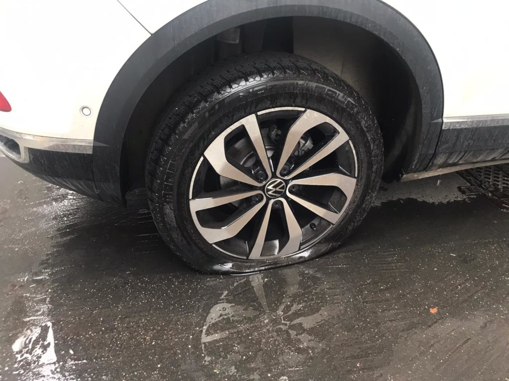 ambientalisti pneumatici suv Suv-Versive vandali Milano Via Mameli