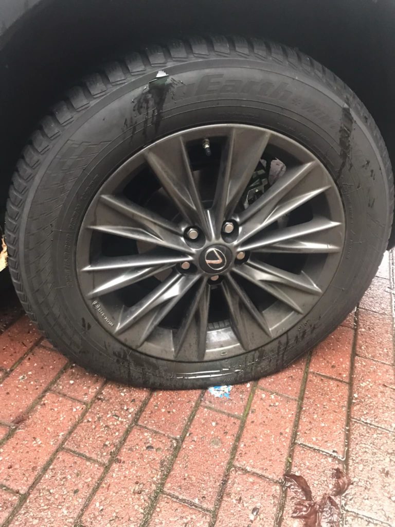 ambientalisti pneumatici suv Suv-Versive vandali Milano Via Mameli