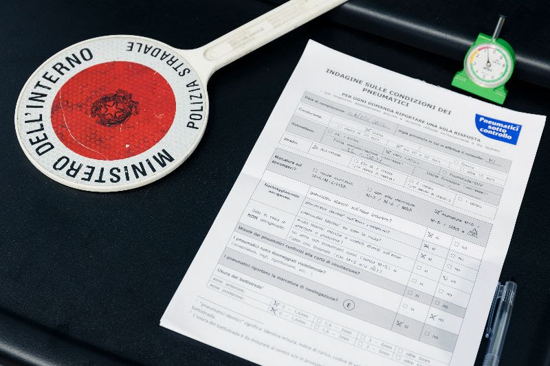 polizia controlli gomme Vacanze sicure, campagna su strada pneumatici multe contravvenzioni gonfiaggio requisiti regioni verbale