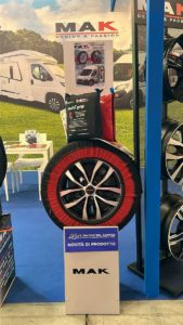 MAK ha partecipato al Salone del Camper 2023 di Parma, appena concluso, con uno stand in cui ha mostrato ruote, kit ruota di scorta, calze da neve e catene.