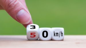 limite 30 città Altroconsumo impatto velocità 50 km/h 30 km/h città